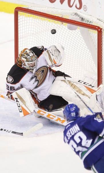 Henrik Sedin scores in OT as Canucks edge Ducks 3-2 (Dec 30, 2016)